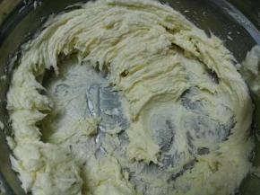 打发到黄油是羽毛状、蓬松的略微有些发白的状态即可。