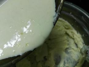 分三次加入淡奶油，每次都应将淡奶油和黄油糊柔和、打匀后再加第二次淡奶油