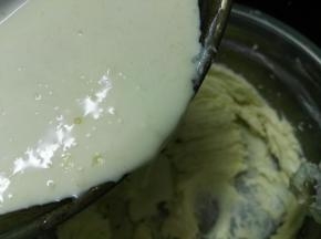 分三次加入淡奶油，每次都应将淡奶油和黄油糊柔和、打匀后再加第二次淡奶油