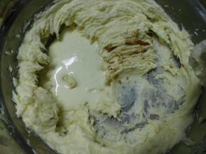 加入咖啡酒（也可以加朗姆酒或百丽甜酒）