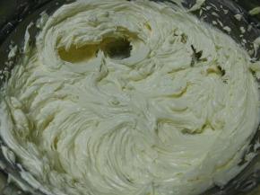 打发至黄油糊很蓬松、体积明显变大