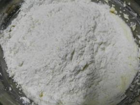 加入过筛的低筋粉