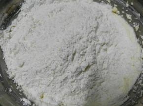 加入过筛的低筋粉