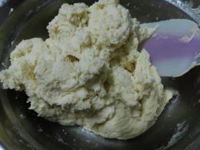 像炒菜一样用切拌、翻拌的手法将低筋粉与黄油面糊拌匀，把干粉拌匀，直至看不见粉粒