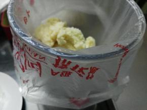 裱花袋套在高一点的杯子上，刮入少量拌好的面糊