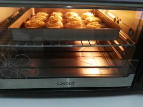 放入预热好的烤箱，中上层170度，20分钟，我因为挤的曲奇比较大，所以后来又增加了5分钟