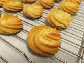 将烤好的曲奇放晾架上晾凉