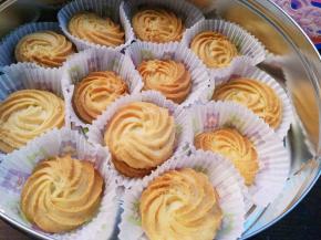 每个曲奇用纸托装起来，放入曲奇盒子里，可以打包送人喽，好看又好吃，喜欢的盆友赶紧做起来吧……