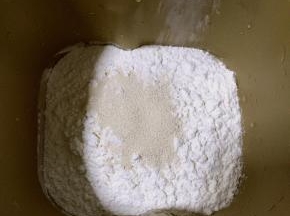 除黄油外的食材，鸡蛋，牛奶，糖，盐，面包粉一一放入面包桶里，最后倒入酵母（糖和盐要分开放）