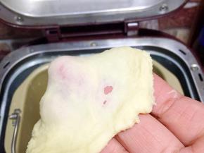 启动面包机揉成面团，可以拉出粗糙的膜