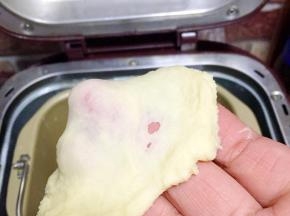 启动面包机揉成面团，可以拉出粗糙的膜