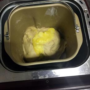 放入软化的黄油继续揉面功能