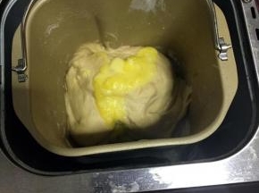 放入软化的黄油继续揉面功能