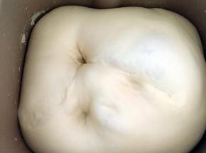 发酵好面团，用手指沾一些面粉戳一下，不回缩就是发酵好了