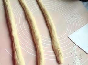 3个面团分别搓成长条，可以先用擀面棍擀成长条卷起来就好搓了