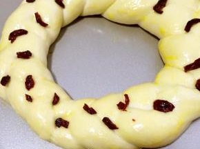 发酵好刷上一层蛋液，蔓越莓干摆上做装饰，烤箱提前预热170度5分钟，放入烤箱170度烤25分钟