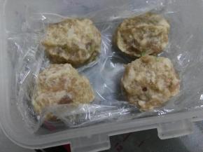 将馅料的材料准备好，鲜肉最好选用肥瘦相间的，比如五花肉，鲜肉清洗干净沥干水，剁成肉糜，也就是肉末差不多，将馅料所有材料混合在一起。将馅料搅拌均匀，搅拌的时候朝一个方向搅拌，肉馅也不要拌的太湿，太湿不容易包，将拌好的肉糜做成15克重的肉圆，放保鲜盒，底下垫保鲜膜，放冰箱冷冻半小时到一小时，这样更容易包（我这里做了两盒，共二十个肉圆）