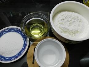 准备油皮材料，倒入面包机揉面