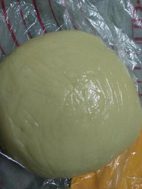 面团光滑细腻，包上保鲜膜松弛15分钟。