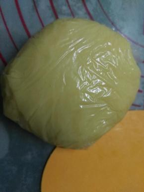 再将油酥材料：低筋面粉，油混合拌至成团。