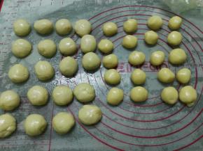 将油皮，油酥各分成20等份，油皮大概15克一个，油酥大概10克一个