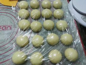 次将所有油酥皮包好，盖上保鲜膜松弛10分钟。