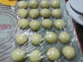 次将所有油酥皮包好，盖上保鲜膜松弛10分钟。