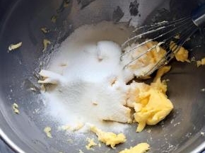 黄油软化后，加入糖粉，搅拌均匀即可，不需要打发。