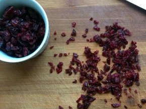 将蔓越莓干切碎备用