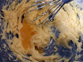 加入鸡蛋液打均匀。