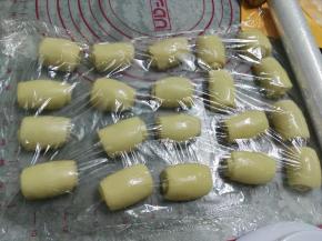 依次将所有的油酥皮卷好，盖上保鲜膜松弛10分钟。