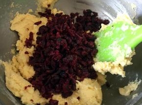 倒入切好的蔓越莓干