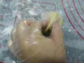 将两头朝中间捏紧