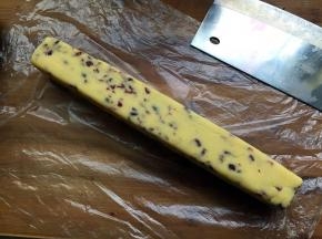 用手把面团整形成一个长方体或正方形均可，并放入冰箱冷冻40分钟。