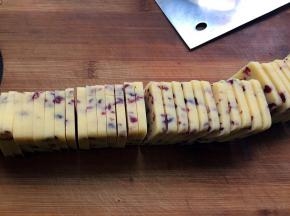 将冻硬的面团用刀切成片。