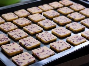 切好后放入烤盘，预热好的烤箱180度中层烤20分钟，烤至表面微微金黄色即可