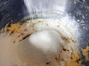 倒入低筋面粉，搅拌均匀，揉成面团。