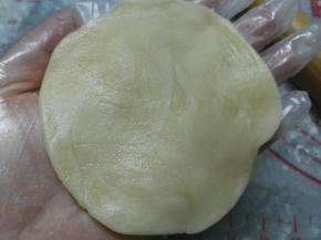 用擀面杖改成圆形，擀成中间厚边缘薄的样子，有利于包起