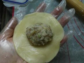 肉馅大约15克一个，将馅料包进油酥皮里面。