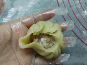 像包包子一样，褶皱过来收紧。