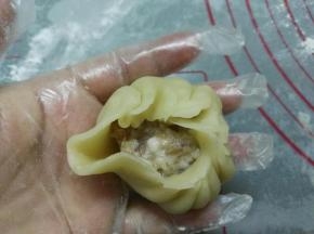 像包包子一样，褶皱过来收紧。