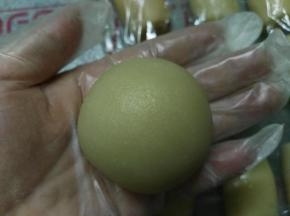 口朝下，稍微压扁