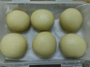 如果不想现吃，生胚可以放密封盒（或保鲜盒）中，层与层之间用油纸隔开，放冰箱冷冻，想吃的时候随时拿出来现烤现吃，味道和刚做出来就烤的一样哦。。。。。。