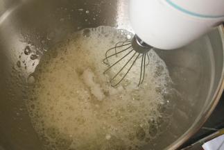 蛋白里加入一点柠檬汁或者白醋，高速打发到起鱼眼泡，然后分三次加入糖