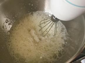 蛋白里加入一点柠檬汁或者白醋，高速打发到起鱼眼泡，然后分三次加入糖