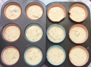 装入裱花袋，然后挤到铺好垫纸的杯子蛋糕模具里，挤入8分满即可