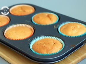 放入烤箱中层上火160度，下火150度烤20分钟左右，烤箱温度可根据自家烤箱调整，最后可调高温度上色即可，烤到表面金黄色就可以出炉晾凉啦