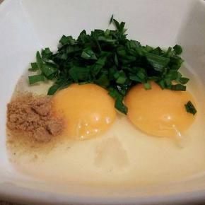 加盐1克，十三香一小勺，韭菜切末，