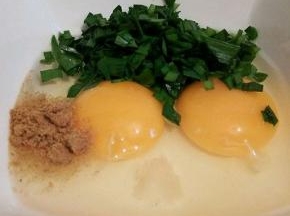 加盐1克，十三香一小勺，韭菜切末，