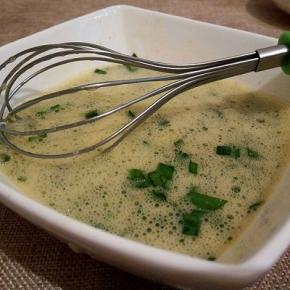 用打蛋器搅打匀，